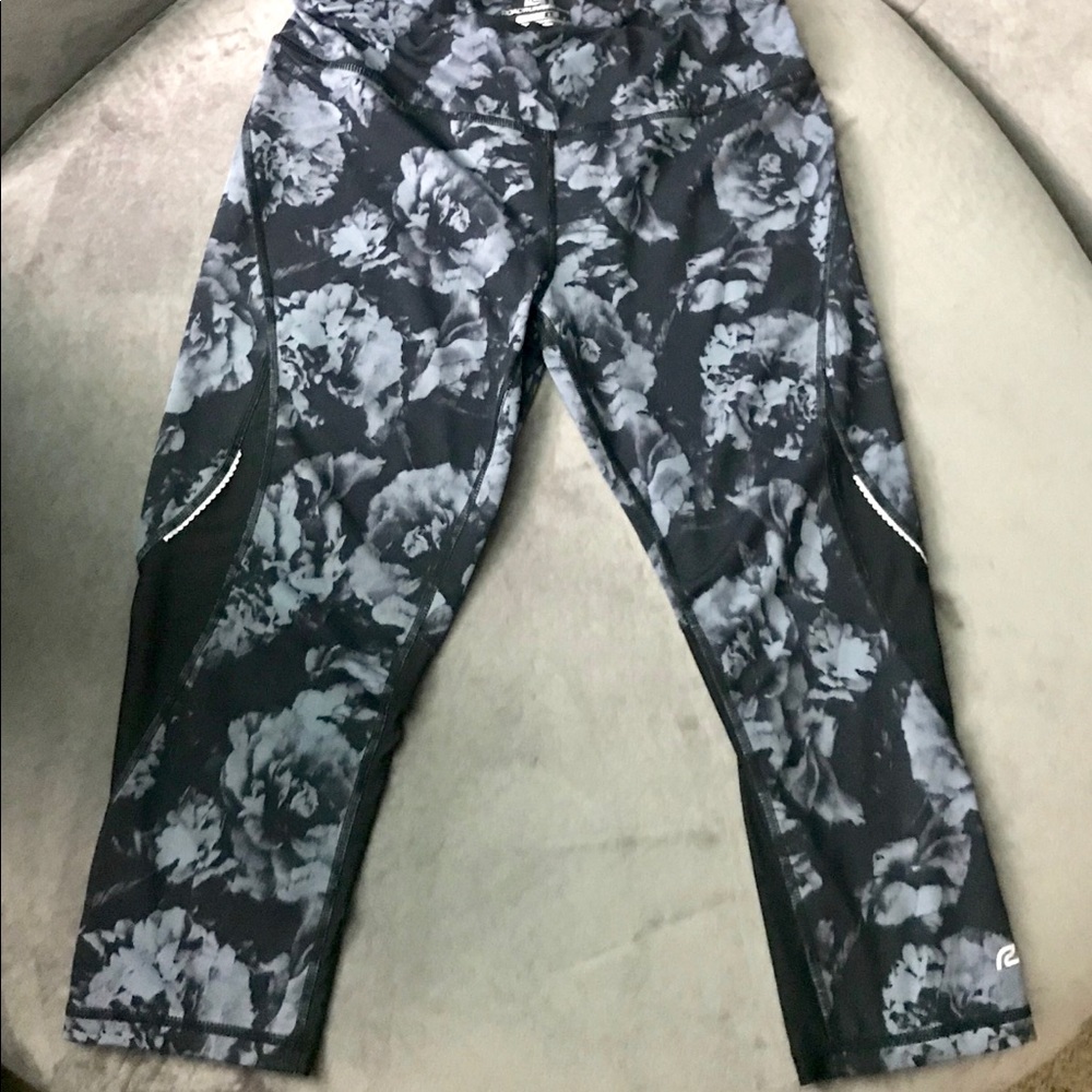 Flower Printed R-Gear Compression Capri Leggings